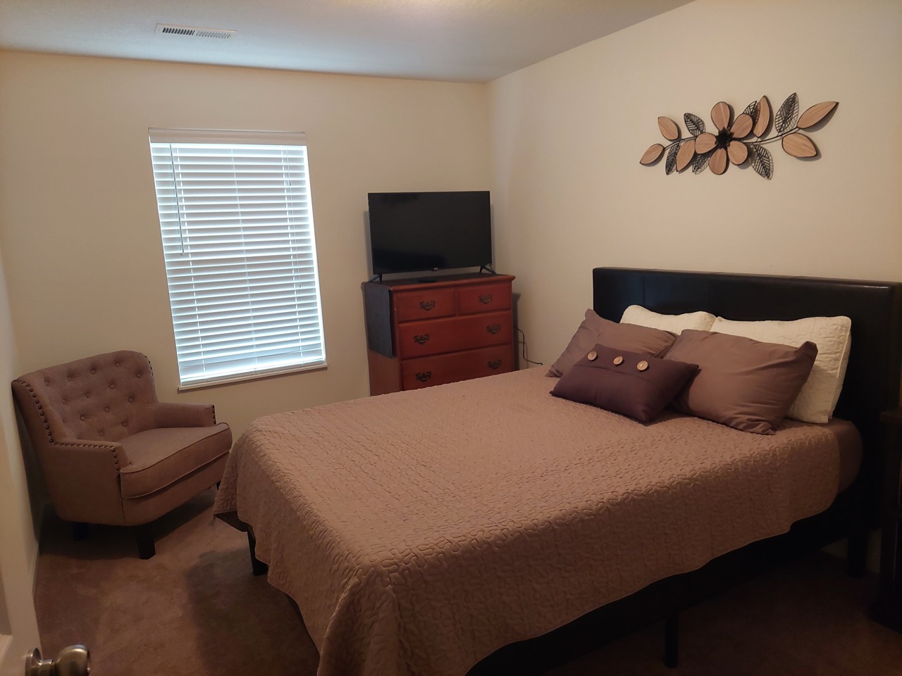 Queen bedroom — Room 1